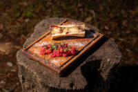 Midollo fondente, Tartare di Bruna Alpina, erba cipollina e limone
