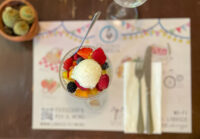 Macedonia di frutta fresca e gelato