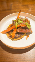 Tagliata di manzo con riso acquerello al salto alla zucca,crema di topinambur e carote