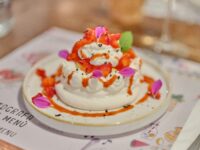 Pavlova con fragole e polvere di limone