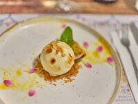 Semifreddo allo yogurt ricoperta di cioccolato bianco e frutto della passione