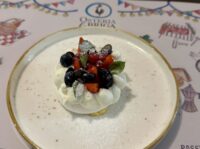 Pavlova con crema pasticcera e frutti di bosco