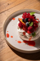 Pavlova con crema pasticcera e Frutti di Bosco